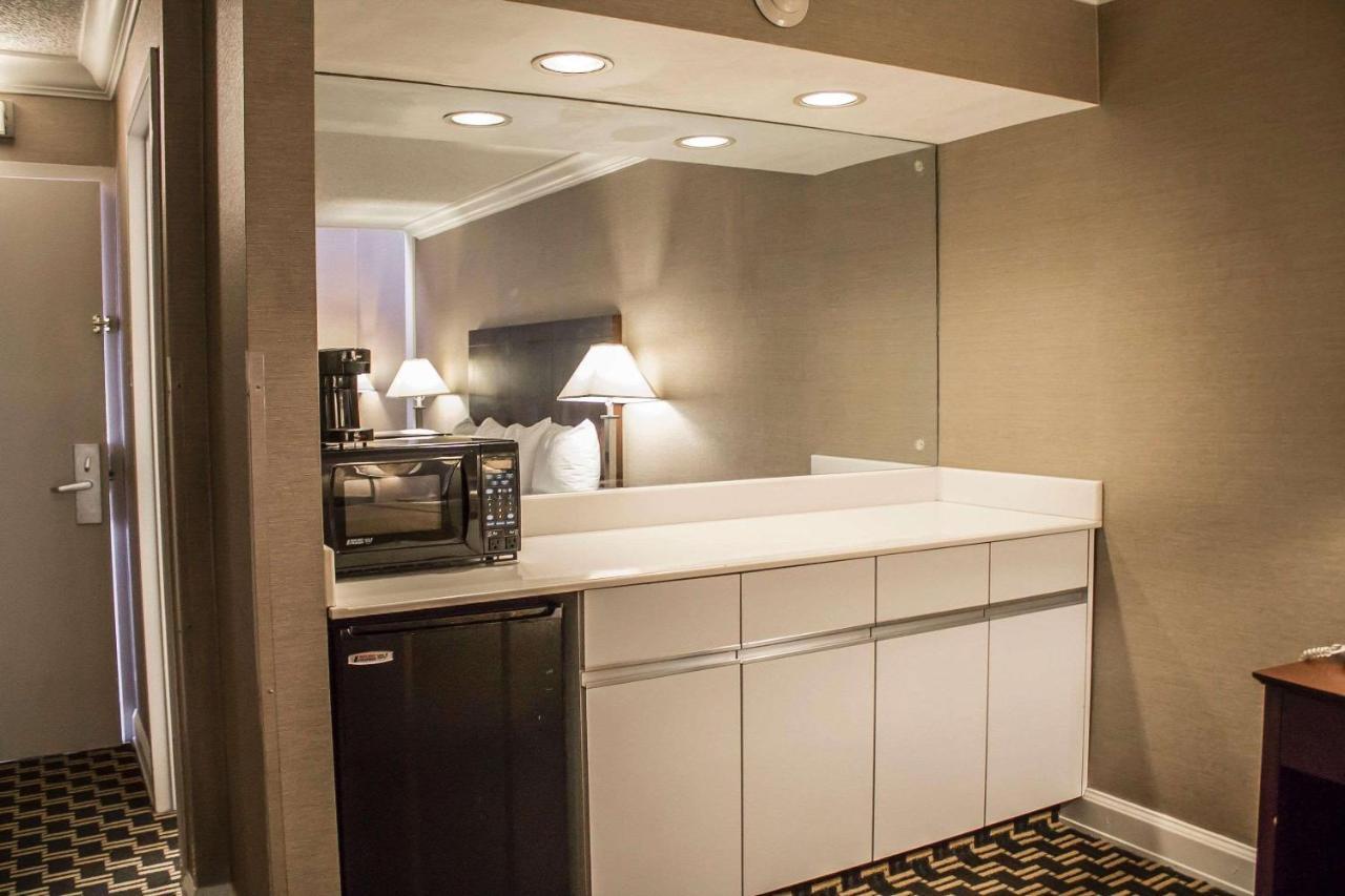 Quality Inn & Conference Center Акрон Екстер'єр фото